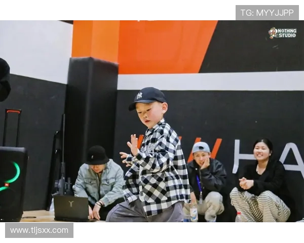 南京滑板队在全国街舞大赛中的灵活性表现引发热议与赞赏